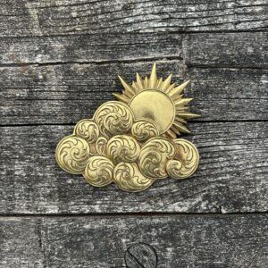 Ex-voto nuage et soleil doré – 16 × 15 cm